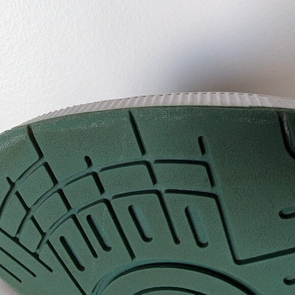 Lacoste Green and White T-clip Sneaker, Size 7.5 - Picture 8 of 14